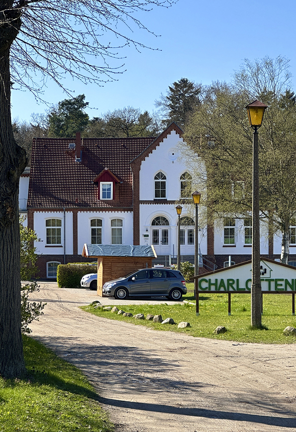 Download: Abb. 1. Gelbensande, Lkr. Rostock, Vor der Errichtung des Jagdschlosses (1885/86) logierte man im Haus des Forstinspektors Garthe. Im Bild: Die ehemals großherzogliche Forstinspektion, erbaut nach 1877. (LAKD-MV, LD, J. Müller, 2023) Abb. 1. Gelbensande, Lkr. Rostock, Vor der Errichtung des Jagdschlosses (1885/86) logierte man im Haus des Forstinspektors Garthe. Im Bild: Die ehemals großherzogliche Forstinspektion, erbaut nach 1877.