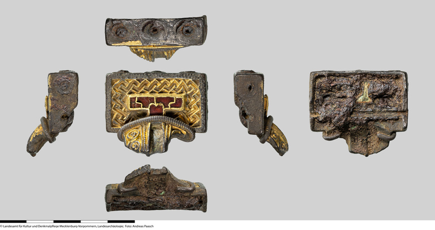 Download: Abb. 1: Zierow, Lkr. Nordwestmecklenburg. Fragment einer silbernen, vergoldeten Bügelfibel (Vorder-, Rück- und Seitenansichten). Maße der Kopfplatte: 3,86 x 2,26 cm, H. 1,08 cm, Breite des Bügels am Ansatz: 2,43 cm. Foto: LAKD M-V/LA, Andreas Paasch. Abb. 1: Zierow, Lkr. Nordwestmecklenburg. Fragment einer silbernen, vergoldeten Bügelfibel (Vorder-, Rück- und Seitenansichten). Maße der Kopfplatte: 3,86 x 2,26 cm, H. 1,08 cm, Breite des Bügels am Ansatz: 2,43 cm.