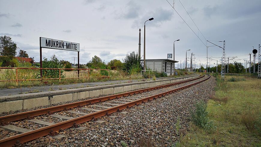Abb. 1. Mukran, Lkr. Vorpommern-Rügen, Gelände des ehemaligen Eisenbahn-Fährhafens, Haltestelle Mukran-Mitte, von Westen 