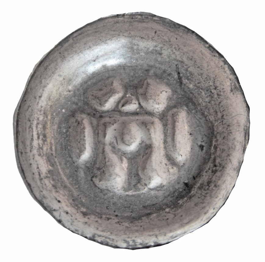 Abb. 3: Wustrow, Lkr. Mecklenburgische Seenplatte. Hohlpfennig aus Mecklenburg-Werle (Durchmesser 16,6 mm). 