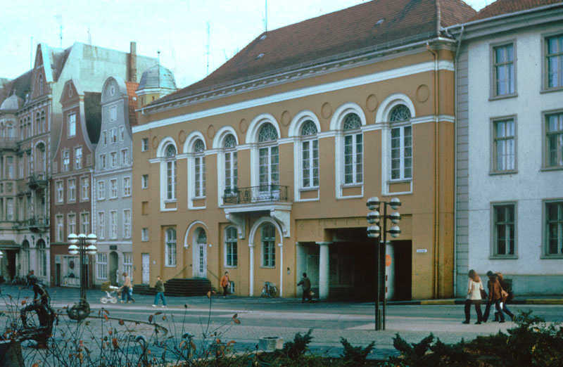 Download: Abb. 1: Rostock, Herzogliches Theater am Universitätsplatz, Platzfassade 1983 (Foto-Sammlung LAKD) Abb. 1: Rostock, Herzogliches Theater am Universitätsplatz, Platzfassade 1983 (Foto-Sammlung LAKD)
