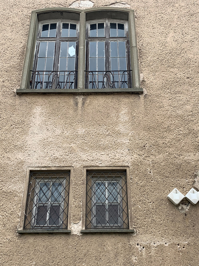 Download: Abb. 11. Sassnitz, Lkr. Vorpommern-Rügen, Stralsunder Straße 43, Stubnitz-Lichtspiele, historische Fenstergestaltung, 2020. (LAKD M-V/LD, E. Kuhnert) Abb. 11. Sassnitz, Lkr. Vorpommern-Rügen, Stralsunder Straße 43, Stubnitz-Lichtspiele, historische Fenstergestaltung, 2020.