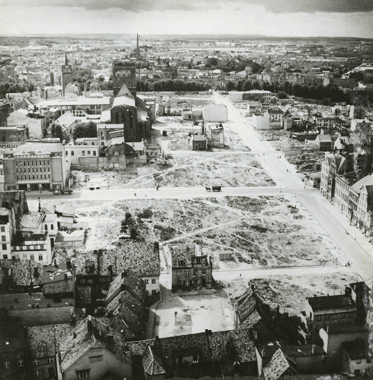 Abb. 3. Hansestadt Rostock, Lange Straße, Blick vom Turm der Marienkirche nach Westen, um 1945, LAKD M-V/LD, Fotosammlung. 