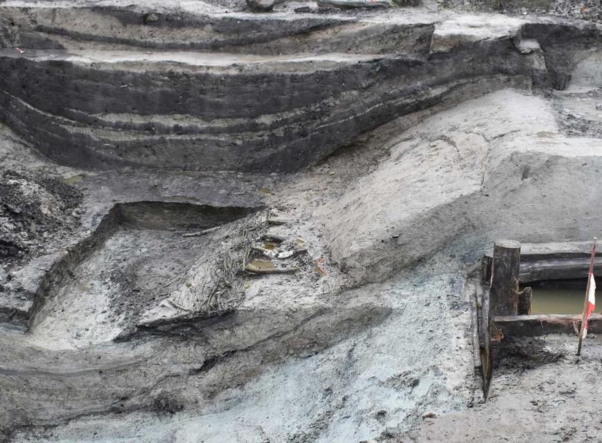Abb. 2: Rostock, Hansestadt. Die in den 1250er Jahren zum Grenzgraben ausgebaute, ursprünglich natürliche Erosionsrinne zwischen der Rostocker Mittelstadt und Neustadt im Profil. 