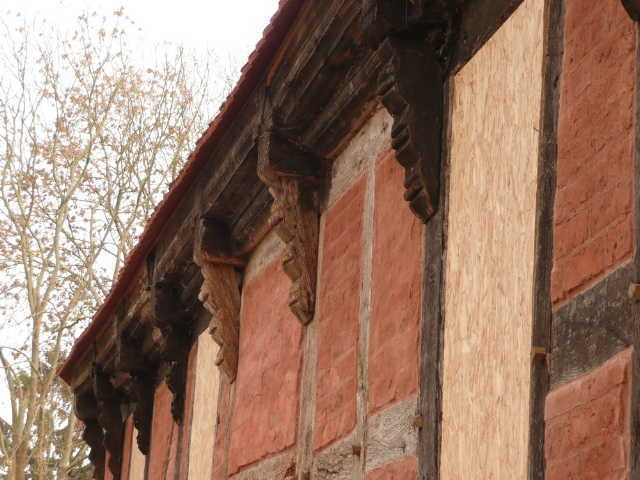 Abb.2: Hildebrandshagen, Fachwerk- kirche, Traufe mit geschnitzten Konsolen 