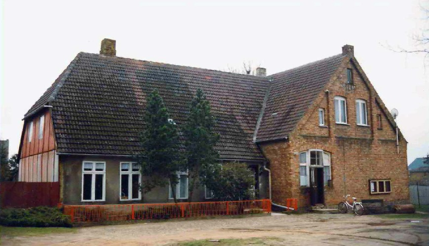 Abb. 5. Zarnekow, OT Levin, Lkr. Mecklenburgische Seenplatte, Levin 20-21, Schule, 1994. 