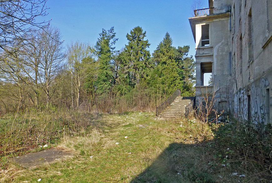 Abb. 8. Mädchenhaus mit Freitreppe in den Garten. Im Hintergrund bildprägende alte Koniferen, die den ehemaligen Platz an der Turnhalle säumten. 