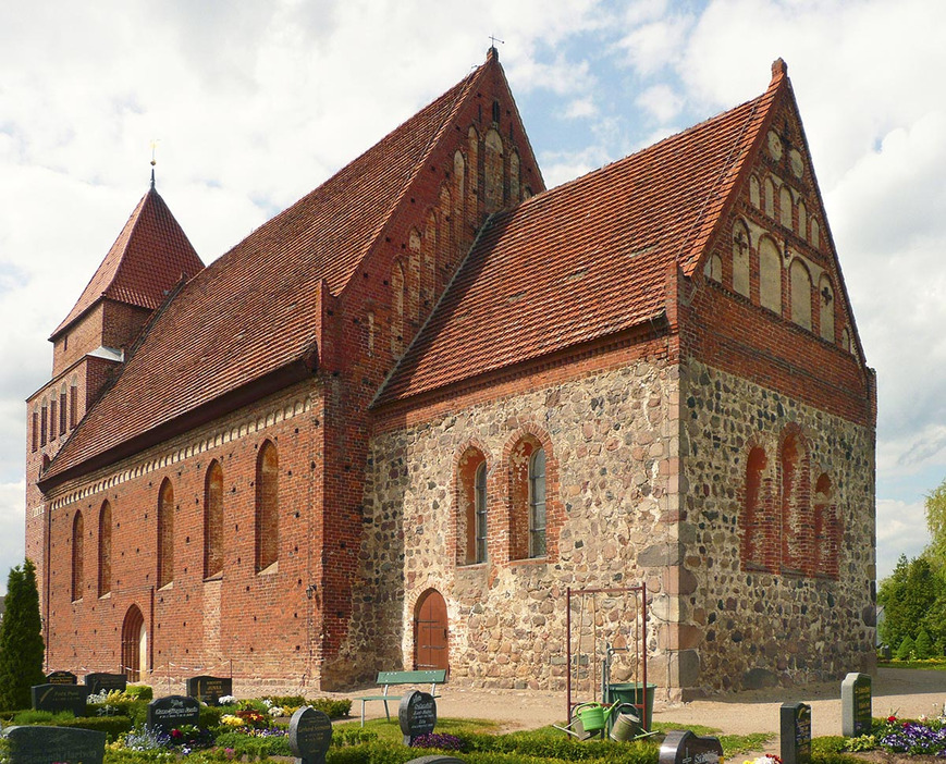 Abb. 1. Jördenstorf, Lkr. Rostock, Kirche von Südosten, vor der Dachsanierung 