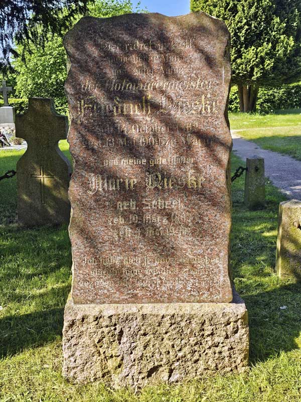 Abb. 9.  Warin, Lkr. Nordwestmecklenburg, Friedensstraße, Friedhof, Familiengrabstätte Nieske, Grabstein für Hofmaurermeister Friedrich Nieske und seine Gattin Marie, 2026. 