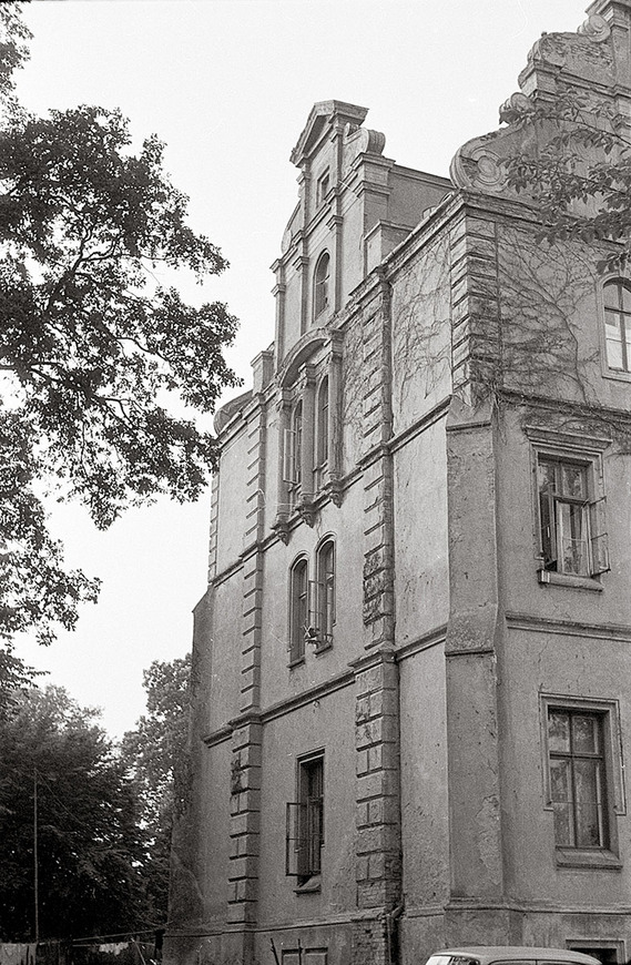 Download: Abb.8. Lüssow, Lkr. Vorpommern-Greifswald, Gutshaus, ehemaliger Nordgiebel, 1963. (Foto: LAKD MV/LD Niendorf) Abb.8. Lüssow, Lkr. Vorpommern-Greifswald, Gutshaus, ehemaliger Nordgiebel, 1963.