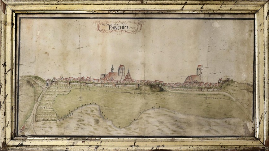 Abb. 11. Parchim (Lkr. Ludwigslust-Parchim), Stadtansicht von Norden mit Stadtmauer, Wiekhäusern, Stadttoren und Burghügel, farbige Zeichnung von 1728. 