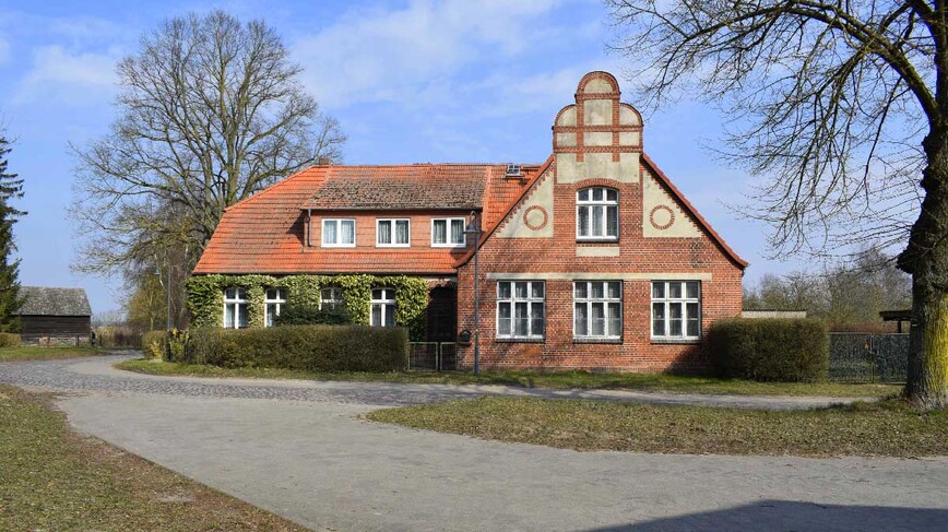 Abb. 1. Groß Methling, Lkr. Mecklenburgische Seenplatte, Groß Methling 40-41, Schule, Südansicht, 2025. 