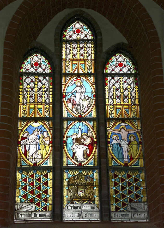 Download: Abb. 13. Volkenshagen, Lkr. Rostock, Allsonntäglich fuhr die großherzogliche Familie von Gelbensande zur Patronatskirche nach Volkenshagen. Im Bild: Das von Großherzog Friedrich Franz III. gestiftete Altarfenster (1896) mit den beidseitig stehenden Namen seiner Töchter. (Matthias Hübner, Neddemin, 2007) Abb. 13. Volkenshagen, Lkr. Rostock, Allsonntäglich fuhr die großherzogliche Familie von Gelbensande zur Patronatskirche nach Volkenshagen. Im Bild: Das von Großherzog Friedrich Franz III. gestiftete Altarfenster (1896) mit den beidseitig stehenden Namen seiner Töchter.