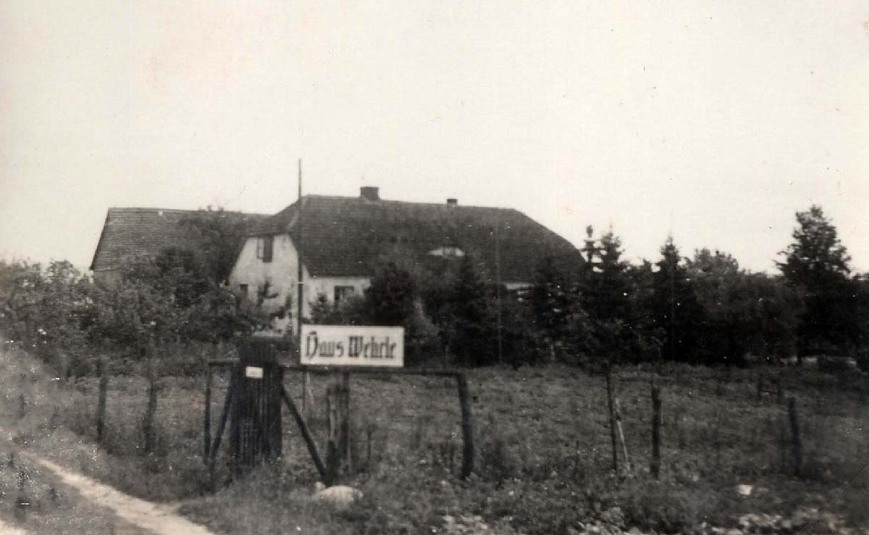 Download: Abb. 1. Das ehemalige Gasthaus „Haus Wehrle“ in Carwitz, später das Anwesen der Familie Ditzen. Aufnahme Juli 1933 aus dem Familienalbum 08.1932 – 01.1934. Hans-Fallada-Archiv/Literaturzentrum Neubrandenburg e.V. Abb. 1. Das ehemalige Gasthaus „Haus Wehrle“ in Carwitz, später das Anwesen der Familie Ditzen. Aufnahme Juli 1933 aus dem Familienalbum 08.1932 – 01.1934.