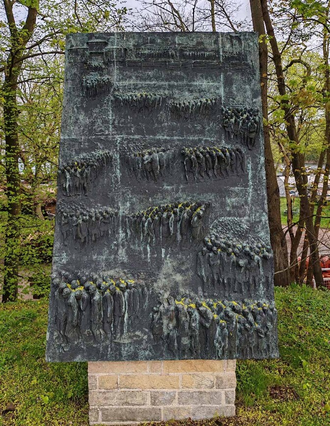 Download: Abb. 3. Raben Steinfeld, Gedenkstätte zu Ehren der Opfer des Todesmarsches, Relief Nr. 1, ganz rechts außen, zeigt den Strom der Häftlinge, die das Lager verlassen. (LAKD M-V/LD, F. Pixberg) Abb. 3. Raben Steinfeld, Gedenkstätte zu Ehren der Opfer des Todesmarsches, Relief Nr. 1, ganz rechts außen, zeigt den Strom der Häftlinge, die das Lager verlassen.