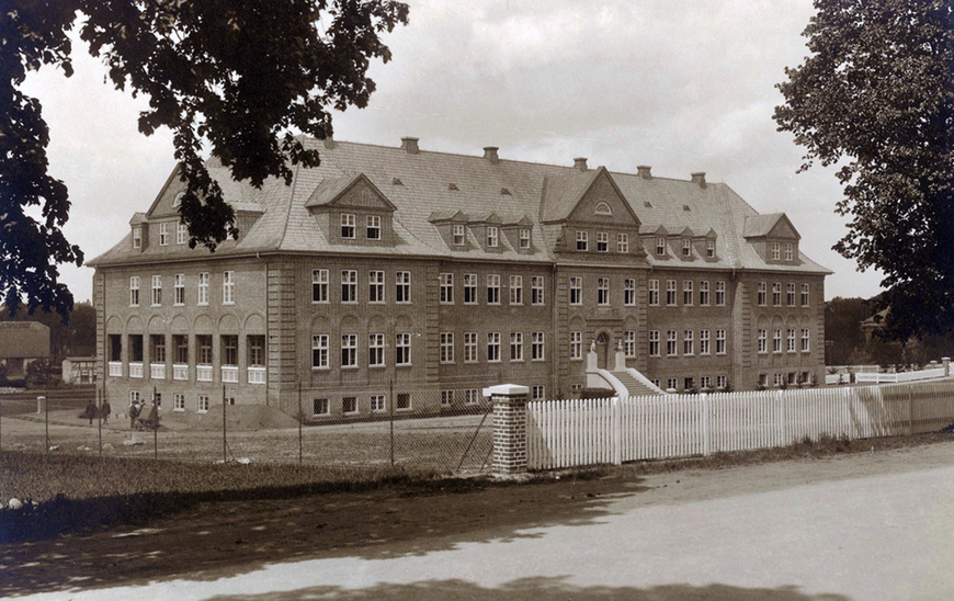 Download: Abb. 1. Güstrow, Lkr. Rostock, Fachhochschule, Goldberger Straße 8, Gesamtansicht von Südosten, 1926. (Foto: Archiv, Stadtmuseum Güstrow) Abb. 1. Güstrow, Lkr. Rostock, Fachhochschule, Goldberger Straße 8, Gesamtansicht von Südosten, 1926.