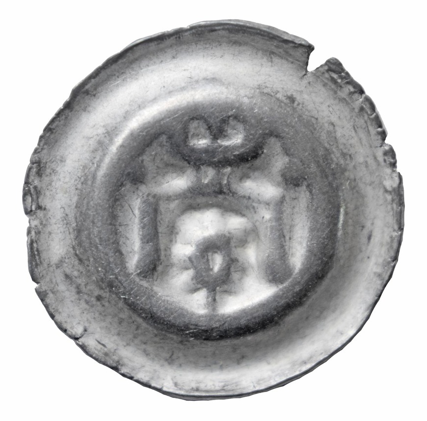 Abb. 7: Wustrow, Lkr. Mecklenburgische Seenplatte. Tor-Hohlpfennig aus Hamburg (Durchmesser 17,2 mm). 