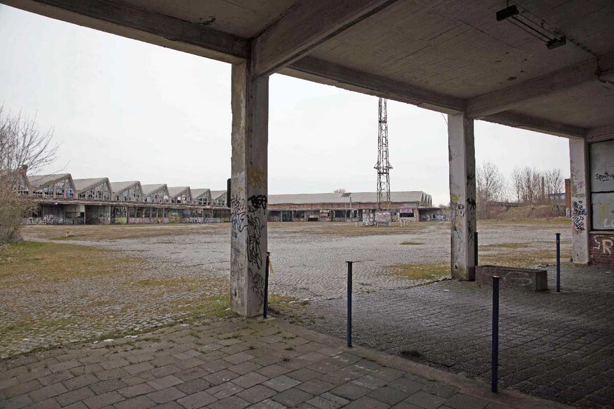 Download: Abb. 8. Schwerin, Mittelweg 7, Kraftfahrzeuginstandsetzungswerk, Blick aus der Durchfahrt über den Werkplatz zur L-förmigen Reparaturhalle mit Sheddachkonstruktion. (LAKD-MV, LD, A. Bötefür, 2015) Abb. 8. Schwerin, Mittelweg 7, Kraftfahrzeuginstandsetzungswerk, Blick aus der Durchfahrt über den Werkplatz zur L-förmigen Reparaturhalle mit Sheddachkonstruktion.