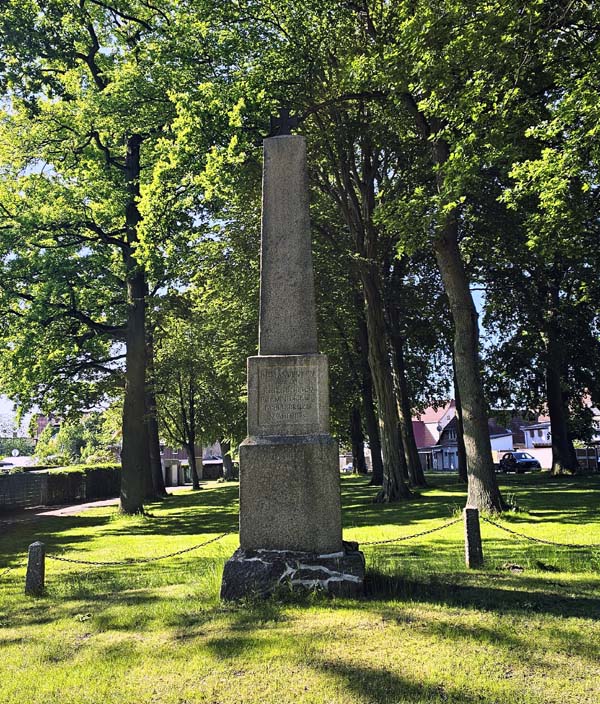 Abb. 2. Warin, Lkr. Nordwestmecklenburg, August-Cords-Park, Kriegerdenkmal des Deutsch-Französischen Krieges, 2026. 