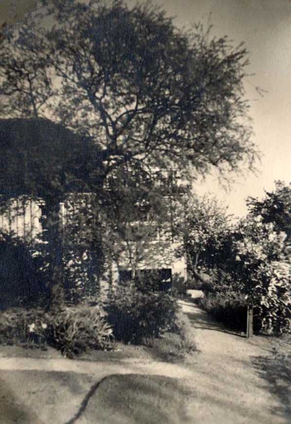 Download: Abb. 4. Gartenbereich südwestlich des Wohnhauses. Zustand Mai 1939, aus dem Familienalbum 03.1939 – 05.1942. Hans-Fallada-Archiv/Literaturzentrum Neubrandenburg e.V. Abb. 4. Gartenbereich südwestlich des Wohnhauses. Zustand Mai 1939, aus dem Familienalbum 03.1939 – 05.1942.