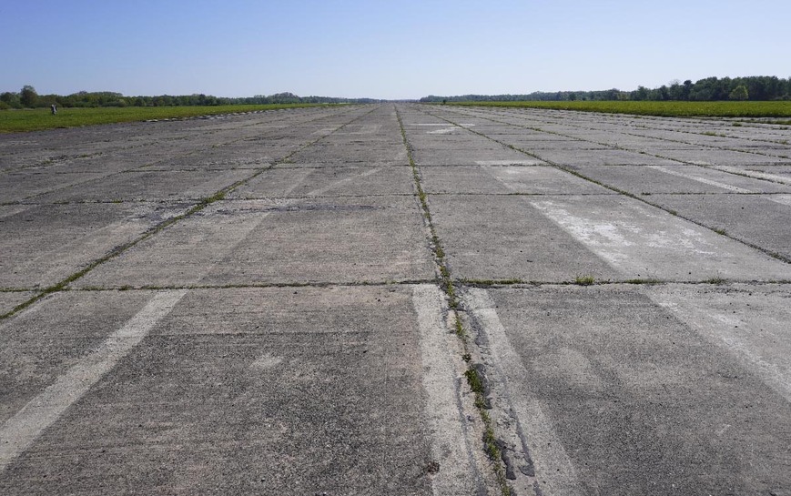 Abb. 4. Die sowjetische Start- und Landebahn: Die zebrastreifenförmige weiße Schwellenmarkierung bezeichnet den Beginn Touch-down-Zone. Darüber steht die Landebahnkennung (07), die sich an den Gradzahlen der Kompassrose orientiert, 2024. 