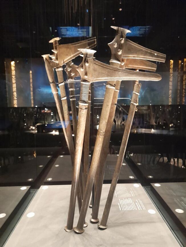 Abb. 5: Melz, Lkr. Mecklenburgische Seenplatte. Die Stabdolche in der Ausstellung im Moesgaard Museum bei Aarhus (Dänemark), Gesamtansicht. 