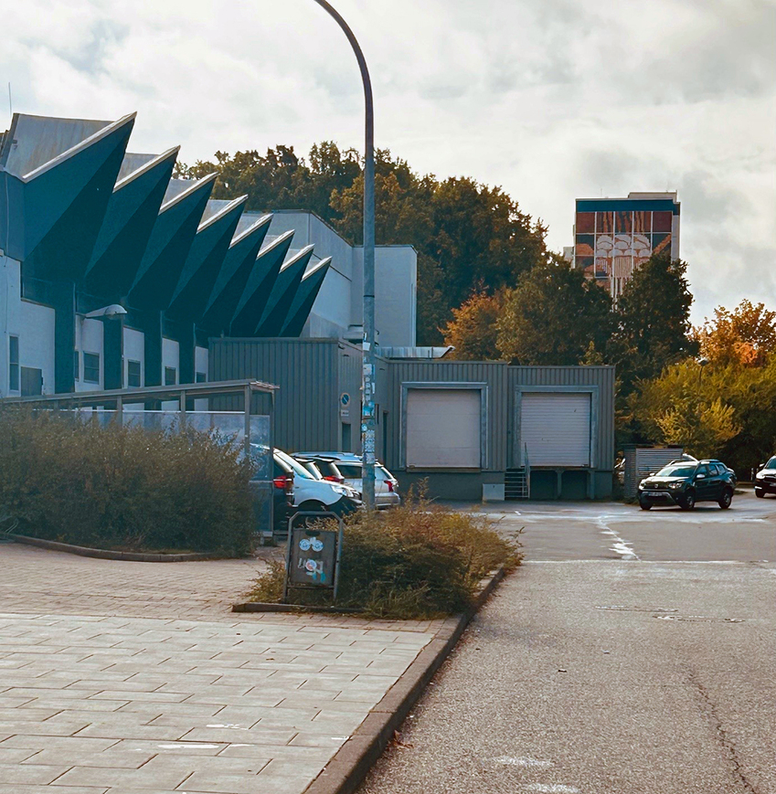 Abb. 3. Rostock-Schmarl, Das Giebelbild &bdquo;Florale Formen&ldquo; korrespondiert mit der Dachfaltkonstruktion Ulrich Müthers, Wohngebietszentrum 