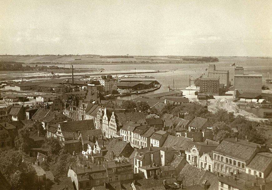 Download: Abb. 4. Wismar, Lkr. Nordwestmecklenburg, Wismarbucht, rechts im Bild Kai-Areal des Alten Hafens, undatiert (Quelle: Stadtarchiv der Hansestadt Wismar, Inv. Nr. F 03-0058) Abb. 4. Wismar, Lkr. Nordwestmecklenburg, Wismarbucht, rechts im Bild Kai-Areal des Alten Hafens, undatiert