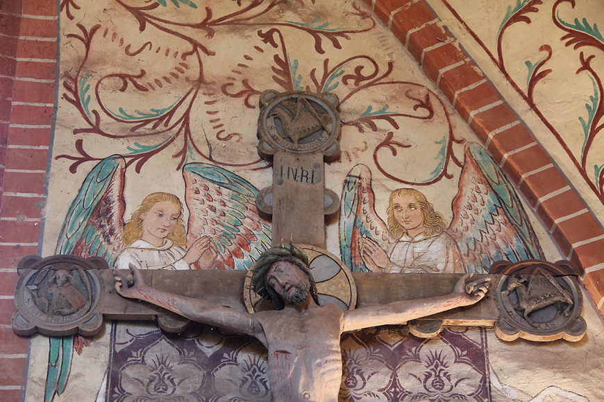 Abb. 5. Lohmen, Lkr. Rostock, Dorfkirche, Detail der Hintergrundbemalung am Triumphkreuz mit Engeln an der Schiffnordwand. 
