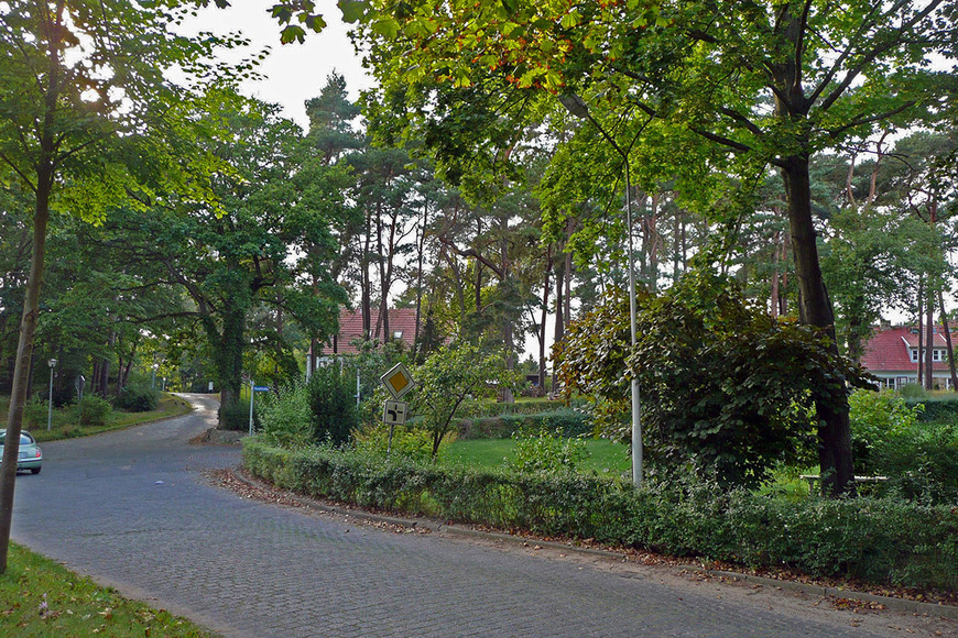 Download: Abb. 6. Riemserort, Hanse- und Universitätsstadt Greifswald, Wohnsiedlung, Kreuzung zwischen den Straßen An der Wiek, Hauptstraße und Ringstraße, 2014. Foto: LAKD M-V/LD, A. Krug. Abb. 6. Riemserort, Hanse- und Universitätsstadt Greifswald, Wohnsiedlung, Kreuzung zwischen den Straßen An der Wiek, Hauptstraße und Ringstraße, 2014.