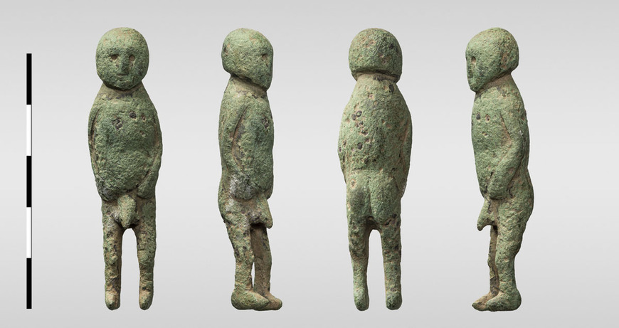 Abb. 2. Altentreptow, Lkr. Mecklenburgische Seenplatte. Die kleine Bronzefigur eines nackten Mannes ist der erste Fund dieser Art der römischen Kaiserzeit/Völkerwanderungszeit aus Mecklenburg-Vorpommern und wahrscheinlich eine einheimische, aus Südskandinavien importierte Kreation. Inv.-Nr. ALM 2020/293,1. 
