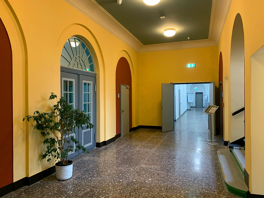 Download: Abb. 6. Güstrow, Lkr. Rostock, Fachhochschule, Goldberger Straße 8, Eingangshalle im Erdgeschoss, 2022. (Foto: LAKD M-V/LD, S. Schöfbeck) Abb. 6. Güstrow, Lkr. Rostock, Fachhochschule, Goldberger Straße 8, Eingangshalle im Erdgeschoss, 2022.