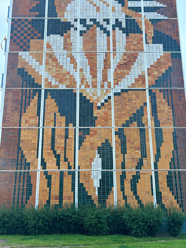 Abb. 2. Inge Jastram: &bdquo;Florale Formen&ldquo;, Detail, 1979, Willem-Barents-Str. 28, Rostock-Schmarl 