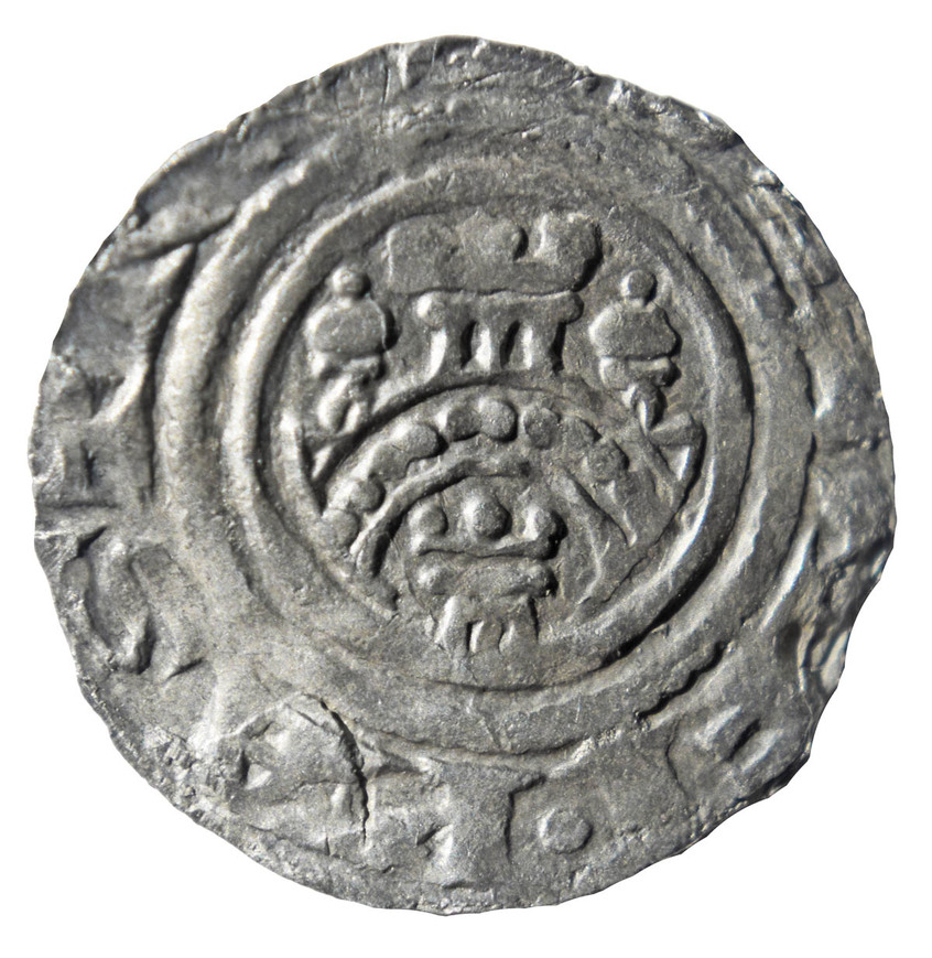 Abb. 3: Duckow, Lkr. Mecklenburgische Seenplatte, Fpl. 13. Denar aus Pommern, Vorder- und Rückseite (Dbg. 20; um 1181; Durchmesser 16,5 mm). 