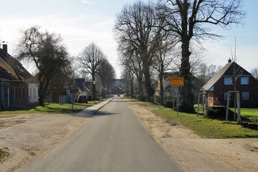Abb. 10. Schönfeld, Lkr. Nordwestmecklenburg, durch Bebauung gestörte Hauptansicht des Herrenhauses von Norden, Blick vom Ende der Lindenallee, 2021. 