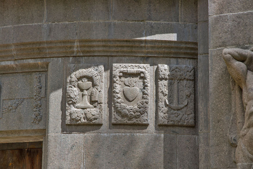 Download: Abb. 12. Karow, Lkr. Ludwigslust-Parchim, Schlutius-Mausoleum, gereinigte und instandgesetzte Fassade mit den Reliefs Kelch und Hostie, umkränzt mit Ähren und Weinreben, flammendes Herz, umkränzt mit Rosen sowie Anker, umkränzt mit Lilien und Efeu, 2020. (Foto: LAKD M-V/LD, S. Schöfbeck) Abb. 12. Karow, Lkr. Ludwigslust-Parchim, Schlutius-Mausoleum, gereinigte und instandgesetzte Fassade mit den Reliefs Kelch und Hostie, umkränzt mit Ähren und Weinreben, flammendes Herz, umkränzt mit Rosen sowie Anker, umkränzt mit Lilien und Efeu, 2020.