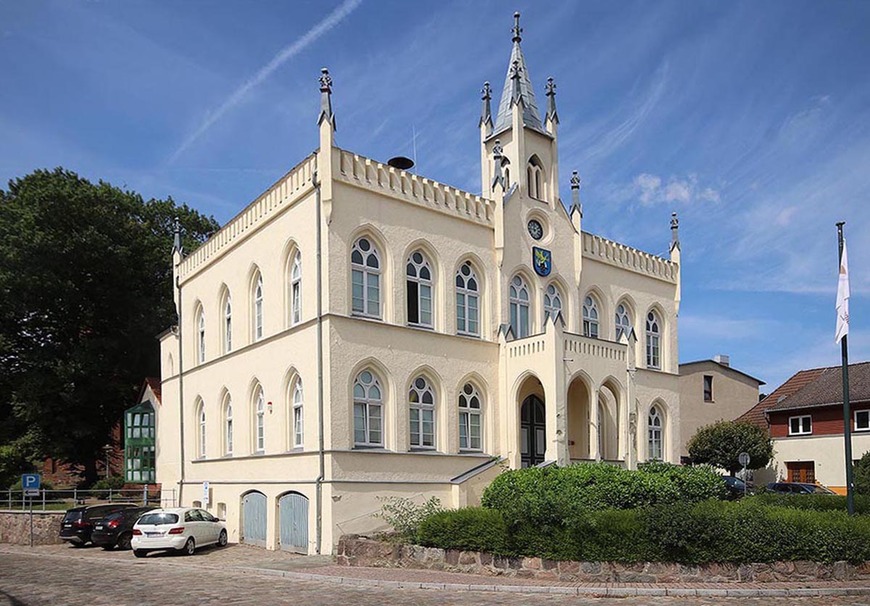 Abb. 1. Marlow, Lkr. Vorpommern-Rügen, Rathaus, Am Markt 1, es sind Schäden am Putz erkennbar. 