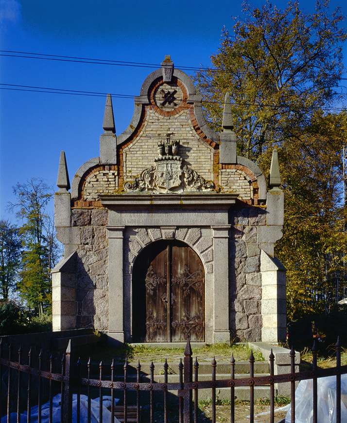 Download: Abb.4. Bristow, Landkreis Rostock, Mausoleum. (Foto: LAKD M-V/ LD, A. Bötefür, 1999) Abb.4. Bristow, Landkreis Rostock, Mausoleum.