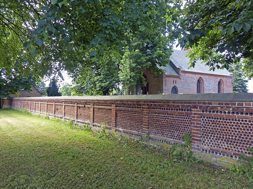 Abb. 10. Groß Flotow, Landkreis Mecklenburgische Seenplatte, Kirchhofsmauer 
