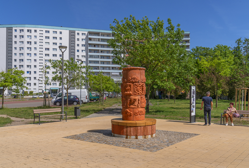 Download: 02. Neubrandenburg, Lkr. Mecklenburgische Seenplatte, Grünstreifen zwischen Juri-Gagarin-Ring und Kopernikusstraße, Märchensäule, 2022, Foto: A. Bötefür, Schwerin. 02. Neubrandenburg, Lkr. Mecklenburgische Seenplatte, Grünstreifen zwischen Juri-Gagarin-Ring und Kopernikusstraße, Märchensäule, 2022,