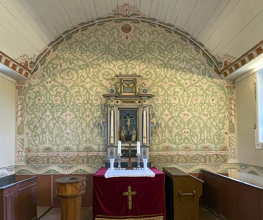 Abb. 9. Lebbin, Lkr. Mecklenburgische Seenplatte, Kirche, Innenraum, Ostwand (nach der Restaurierung). 