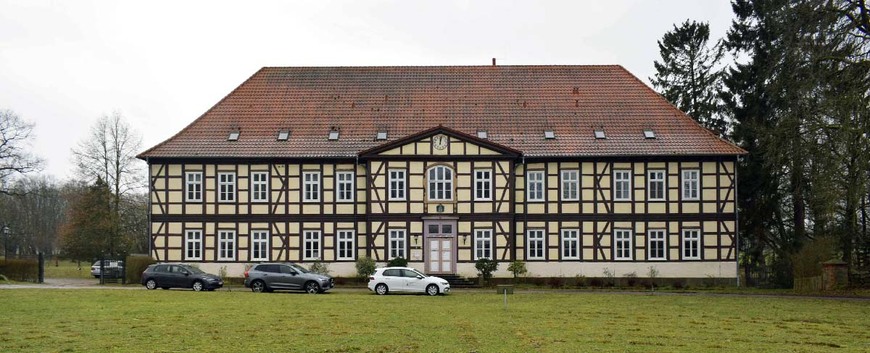 Abb.1. Zühr, Landkreis Ludwigslust-Parchim, Gutshaus Fassadenansicht von Nordosten, 2024. 