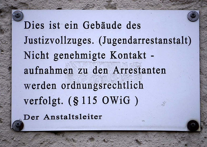 Download: Abb. 16. Hansestadt Wismar, Untersuchungsgefängnis, straßenseitige Fassade, Schild, 01/2018. (LAKD M-V/LD, J. Kirchner) Abb. 16. Hansestadt Wismar, Untersuchungsgefängnis, straßenseitige Fassade, Schild, 01/2018.