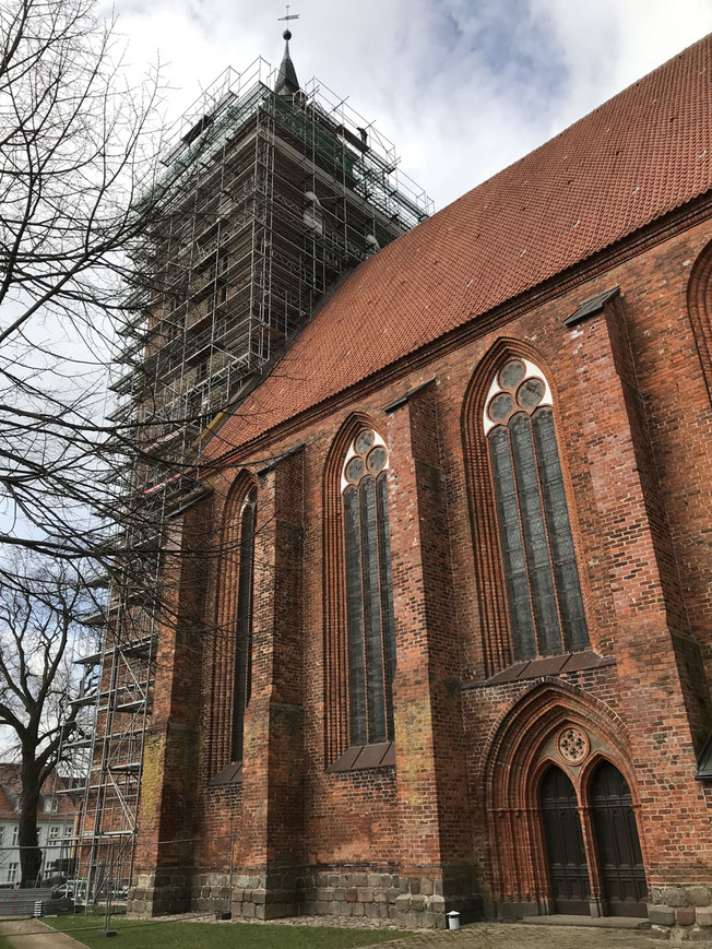 Download: Abb. 14. Altentreptow, Lkr. Mecklenburgische Seenplatte, Kirche Sankt Petri, eingerüsteter Turm, 2018. (LAKD M-V/LD, J. Amelung) Abb. 14. Altentreptow, Lkr. Mecklenburgische Seenplatte, Kirche Sankt Petri, eingerüsteter Turm, 2018.