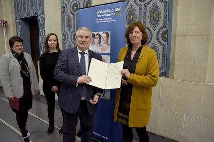 Sozialministerin Stefanie Drese, Dr. Steffie Brüning, Dr. Martin Schoebel, Anette Niemeyer Foto: C. Stock
