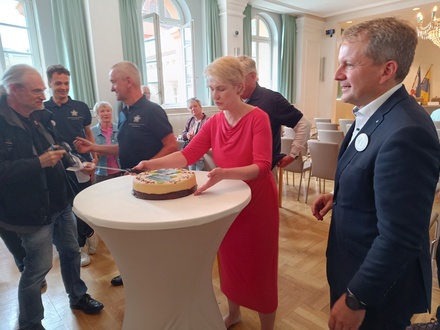 Foto: Ministerpräsidentin Manuela Schwesig, Oberbürgermeister Rico Badenschier und Joachim Brenncke, Vorstandsvorsitzender &ldquo;Welterbe Schwerin Förderverein e.V.&rdquo; schneiden die Welterbetorte an. Foto: R. Dornbusch, 2024.