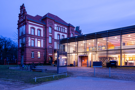 Alt- und Neubau der Landesbibliothek in der Abenddämmerung; Foto: Christoph Meyer
