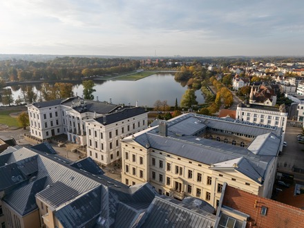 Blick auf die Staatskanzlei und das WKM MV; Foto: Marc Klein