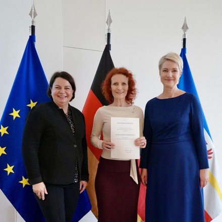 Sozialministerin Stefanie Drese, Annette Weidemann und Ministerpräsidentin Manuela Schwesig. Foto [Ausschnitt]: Staatskanzlei Mecklenburg-Vorpommern