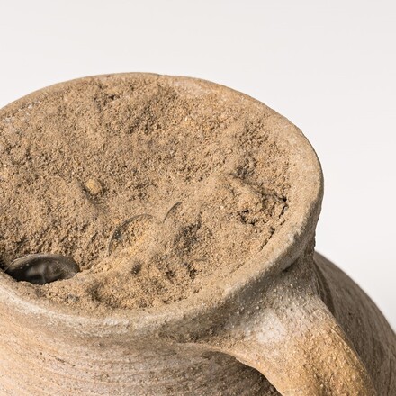 Wird am Schluss gelüftet: Das Geheimnis des Gefäßes aus Neuhof, Lkr. Vorpommern- Rügen. Foto [Ausschnitt]: LAKD M-V/LA, Andreas Paasch.